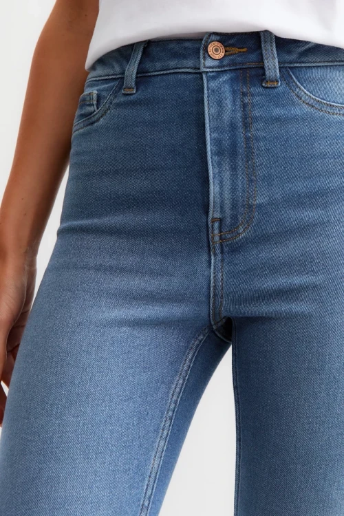 New-look-Hallie-super-skinny-wysoki stan-spodnie-jeansowe-jeansy-modelka-zblizenie.webp