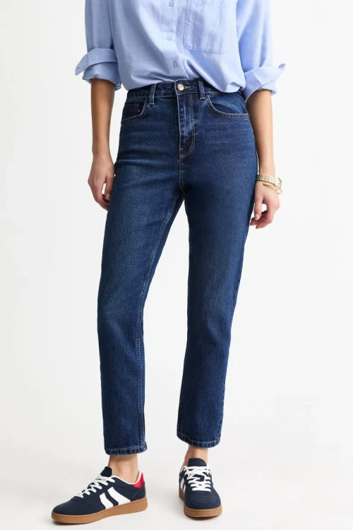 New-look-Hannah-proste nogawki-ankle-grazer-spodnie-ciemny-jeans-jeansy-modelka-przod3.webp