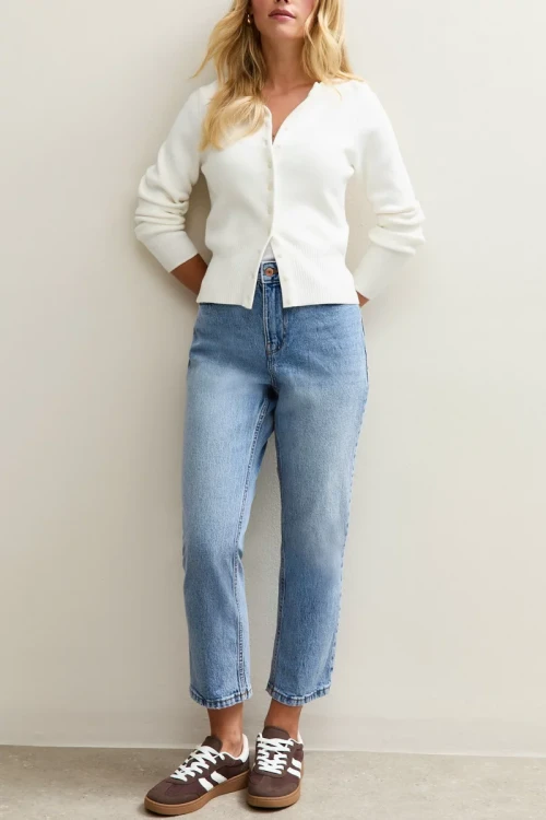 New-Look-Hannah-proste nogawki-ankle-grazer-spodnie-jasny-jeans-jeansy-modelka-przod.webp