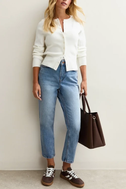 New-Look-Hannah-proste nogawki-ankle-grazer-spodnie-jasny-jeans-jeansy-modelka-przod3.webp