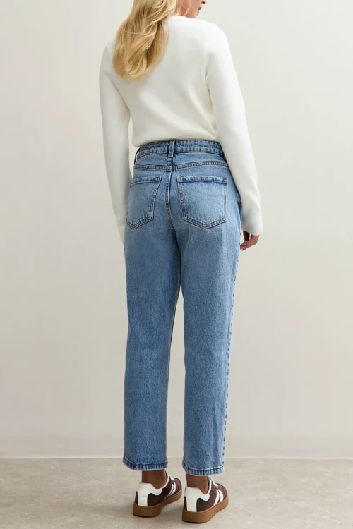 New-Look-Hannah-proste nogawki-ankle-grazer-spodnie-jasny-jeans-jeansy-modelka-tyl.webp