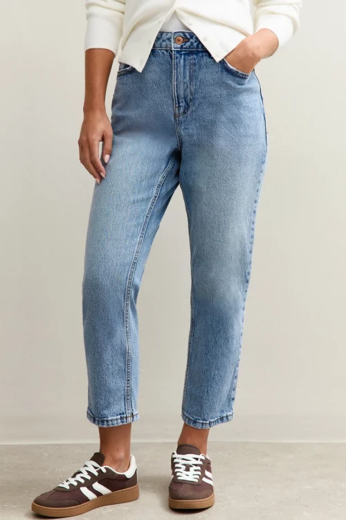 New-Look-Hannah-proste nogawki-ankle-grazer-spodnie-jasny-jeans-jeansy-modelka-przod2.webp