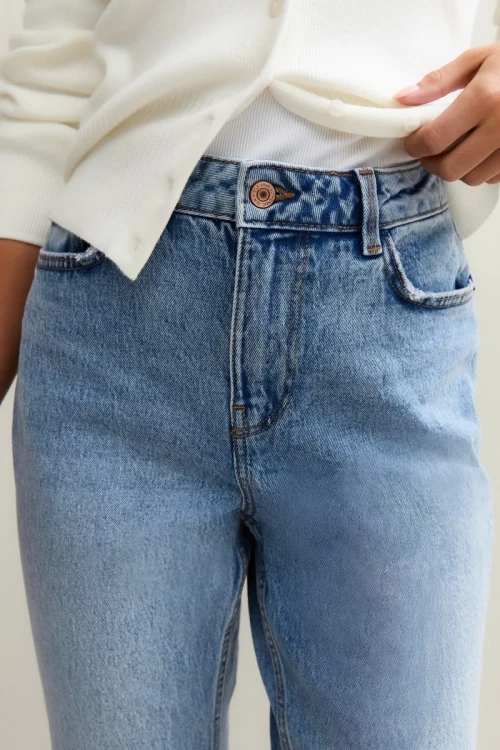 New-Look-Hannah-proste nogawki-ankle-grazer-spodnie-jasny-jeans-jeansy-modelka-zblizenie.webp