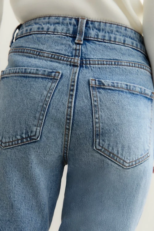 New-Look-Hannah-proste nogawki-ankle-grazer-spodnie-jasny-jeans-jeansy-modelka-zblizenie2.webp