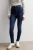 New-Look-Jenna-Skinny-lift-and-shape-modelujace-jeansy-ciemny-jeans-modelka-przod2.webp