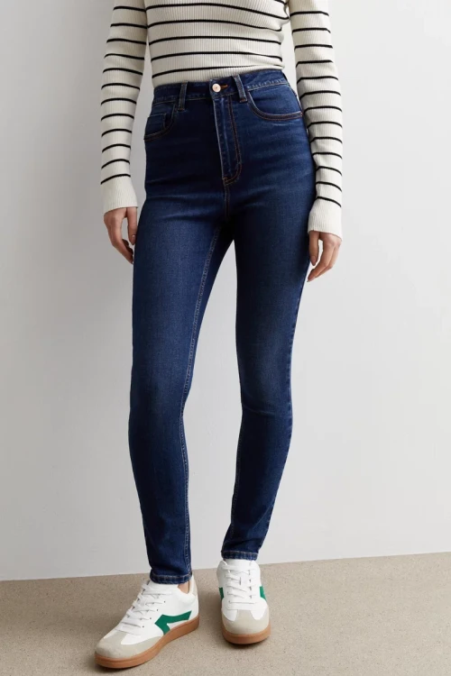 New-Look-Jenna-Skinny-lift-and-shape-modelujace-jeansy-ciemny-jeans-modelka-przod2.webp