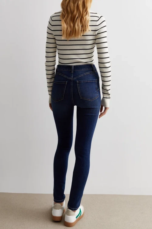 New-Look-Jenna-Skinny-lift-and-shape-modelujace-jeansy-ciemny-jeans-modelka-tyl.webp