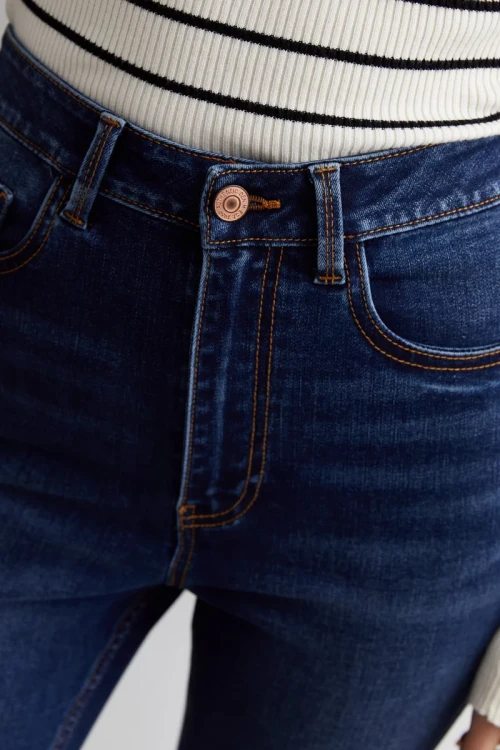 New-Look-Jenna-Skinny-lift-and-shape-modelujace-jeansy-ciemny-jeans-modelka-zblizenie.webp