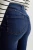 New-Look-Jenna-Skinny-lift-and-shape-modelujace-jeansy-ciemny-jeans-modelka-zblizenie2.webp