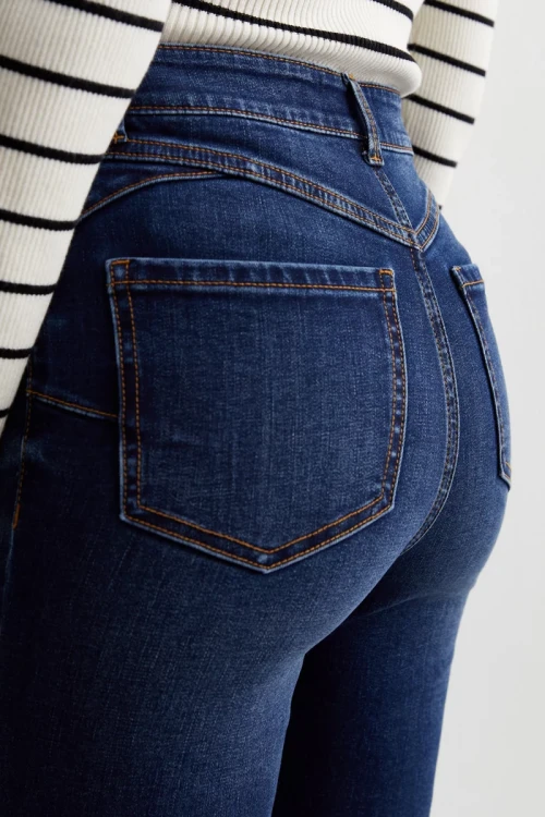 New-Look-Jenna-Skinny-lift-and-shape-modelujace-jeansy-ciemny-jeans-modelka-zblizenie2.webp