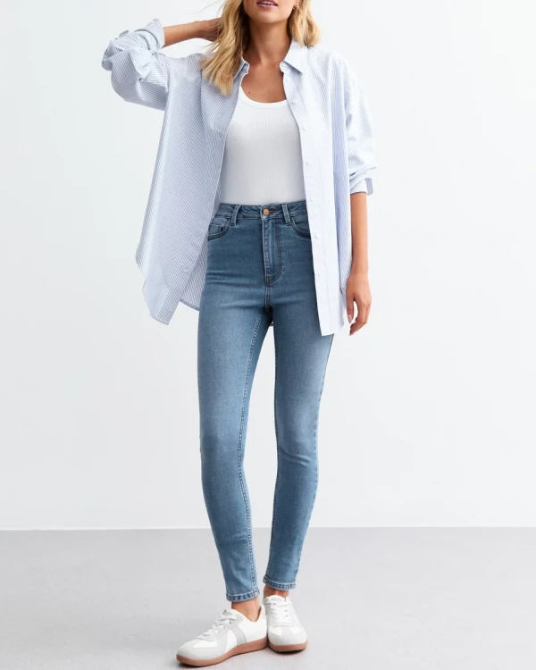 New-Look-Jenna-Skinny-lift-and-shape-modelujace-jeansowe-jeansy-jeans-modelka-przod.webp