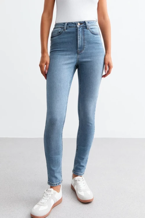 New-Look-Jenna-Skinny-lift-and-shape-modelujace-jeansowe-jeansy-jeans-modelka-przod2.webp