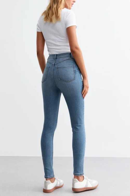 New-Look-Jenna-Skinny-lift-and-shape-modelujace-jeansowe-jeansy-jeans-modelka-tyl.webp