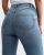 New-Look-Jenna-Skinny-lift-and-shape-modelujace-jeansowe-jeansy-jeans-modelka-zblizenie2.webp
