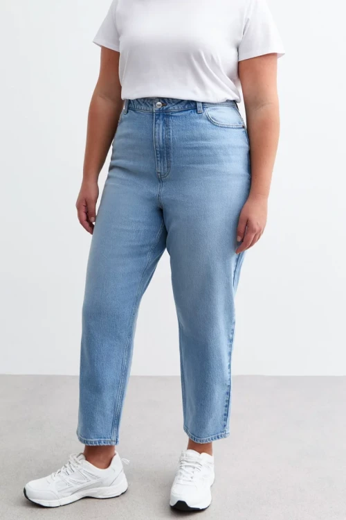 New-Look-Tori-jasne-jeansowe-spodnie-jeansy-slim-fit-comfort-stretch-mom-ankle-grazer-modelka-przod3.webp