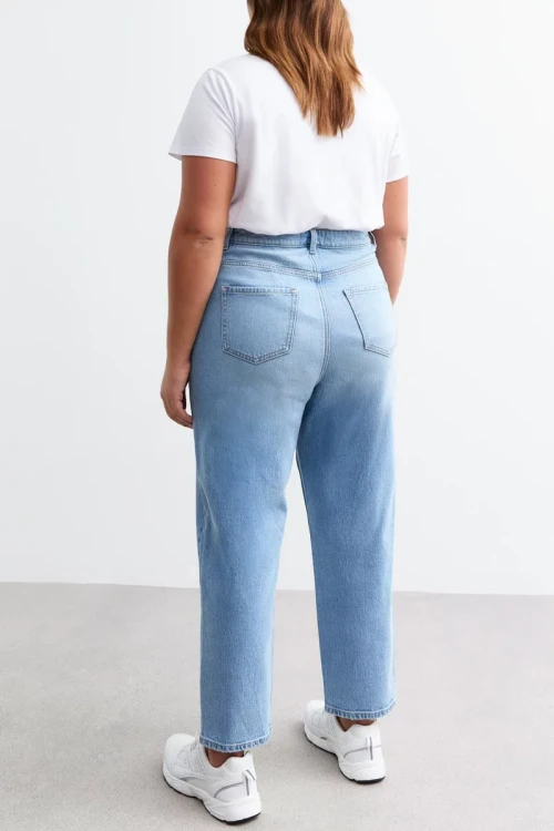 New-Look-Tori-jasne-jeansowe-spodnie-jeansy-slim-fit-comfort-stretch-mom-ankle-grazer-modelka-tyl.webp