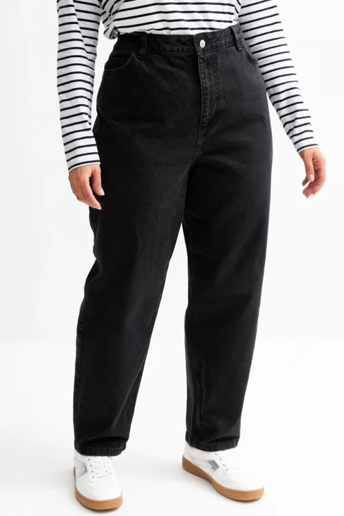 New-Look-Tori-czarne-jeansowe-spodnie-jeansy-slim-fit-comfort-stretch-mom-ankle-grazer-modelka-przod.webp