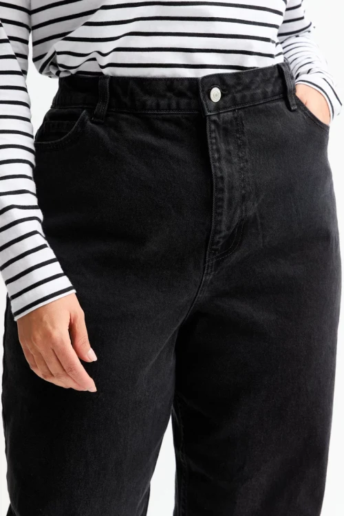 New-Look-Tori-czarne-jeansowe-spodnie-jeansy-slim-fit-comfort-stretch-mom-ankle-grazer-modelka-zblizenie.webp