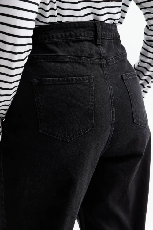New-Look-Tori-czarne-jeansowe-spodnie-jeansy-slim-fit-comfort-stretch-mom-ankle-grazer-modelka-zblizenie2.webp