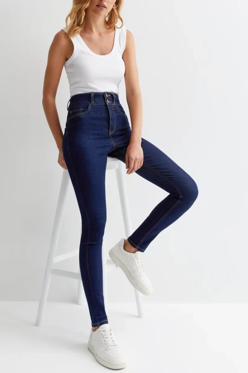 New-Look-Yazmin-granatowe-jeansy-spodnie-modelujace-wysoki-stan-skinny-modelka-przod2.webp