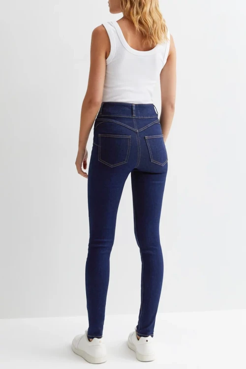 New-Look-Yazmin-granatowe-jeansy-spodnie-modelujace-wysoki-stan-skinny-modelka-tyl.webp