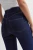 New-Look-Yazmin-granatowe-jeansy-spodnie-modelujace-wysoki-stan-skinny-modelka-zblizenie.webp
