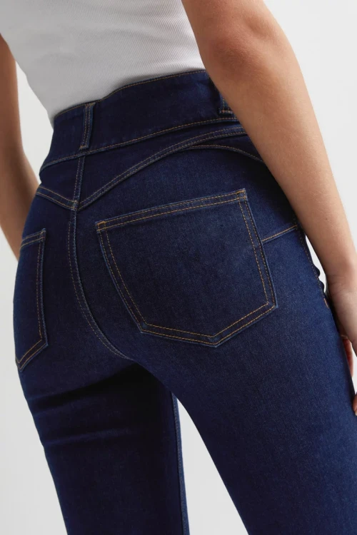 New-Look-Yazmin-granatowe-jeansy-spodnie-modelujace-wysoki-stan-skinny-modelka-zblizenie.webp