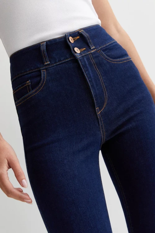 New-Look-Yazmin-granatowe-jeansy-spodnie-modelujace-wysoki-stan-skinny-modelka-zblizenie2.webp