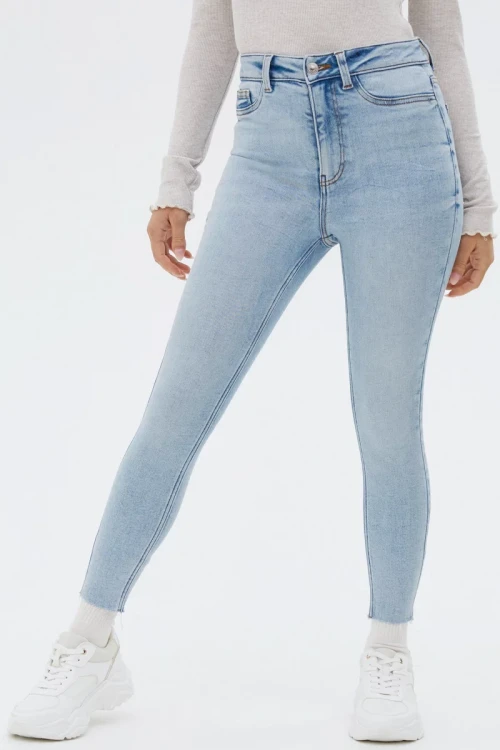 New-look-Hallie-super-skinny-wysoki stan-spodnie-jasny-jeans-jeansy-modelka-przod.webp