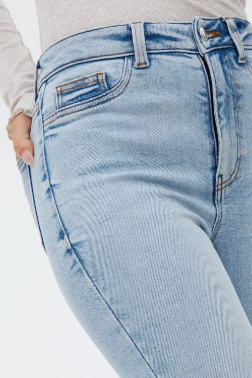 New-look-Hallie-super-skinny-wysoki stan-spodnie-jasny-jeans-jeansy-modelka-zblizenie.webp