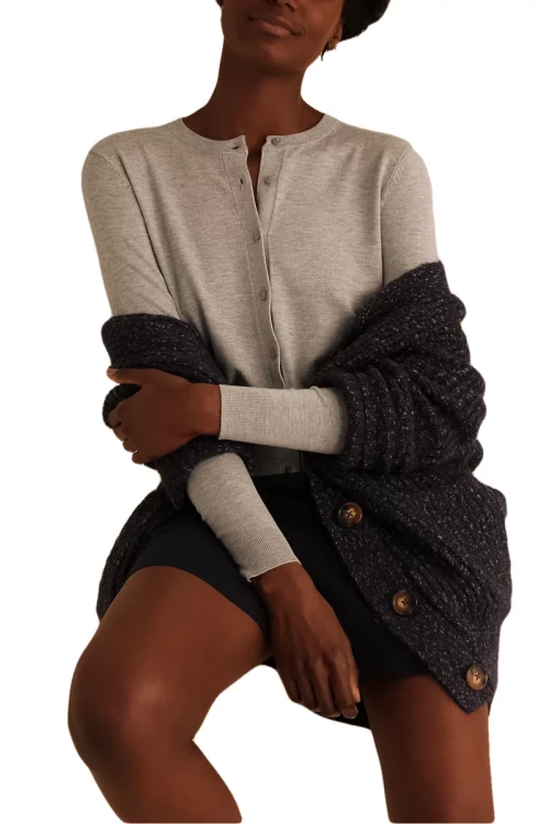 M&S-sweter-kardigan-kawa-z-mlekiem-brazowy-guzik-modelka-przod.webp