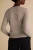 M&S-sweter-kardigan-kawa-z-mlekiem-brazowy-guzik-modelka-tyl.webp