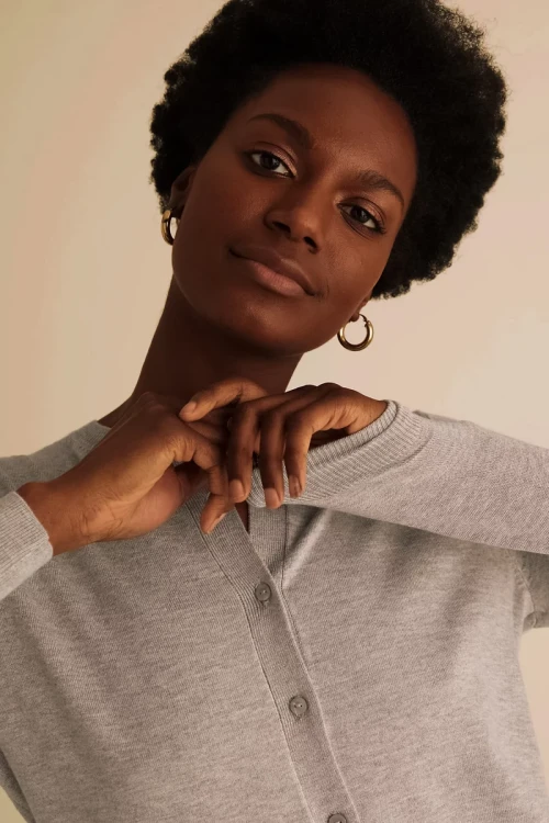 M&S-sweter-kardigan-kawa-z-mlekiem-brazowy-guzik-modelka-zblizenie.webp