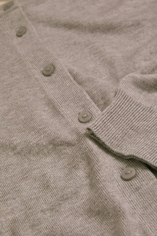 M&S-sweter-kardigan-kawa-z-mlekiem-brazowy-guzik-zblizenie.webp