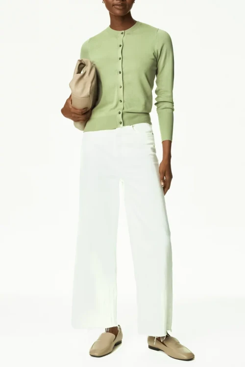 M&S-khaki-sweter-kardigan-brazowy-guzik-modelka-przod2.webp