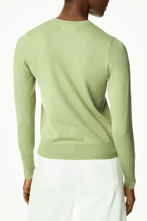 M&S-khaki-sweter-kardigan-brazowy-guzik-modelka-tyl.webp