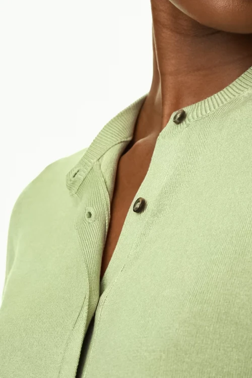 M&S-khaki-sweter-kardigan-brazowy-guzik-modelka-zblizenie.webp