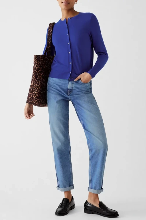 M&S-chabrowy-sweter-kardigan-brazowy-guzik-modelka-przod.webp