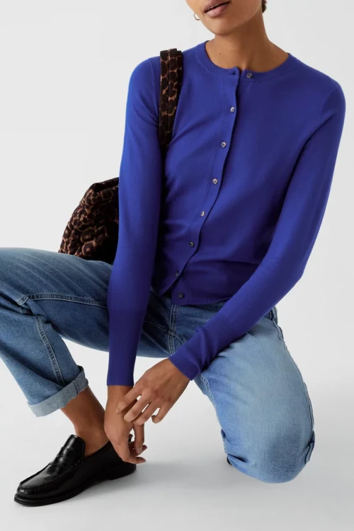 M&S-chabrowy-sweter-kardigan-brazowy-guzik-modelka-przod2.webp
