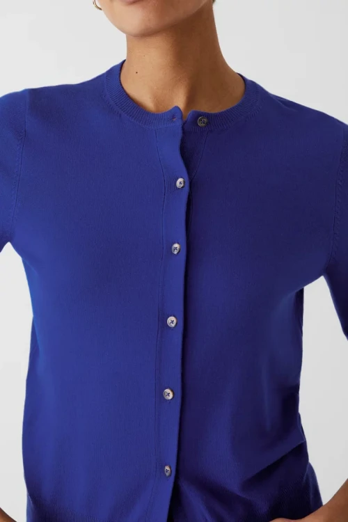 M&S-chabrowy-sweter-kardigan-brazowy-guzik-modelka-zblizenie.webp