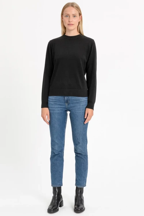 H&M-damski-klasyczny-czarny-gladki-sweter-modelka-przod.webp