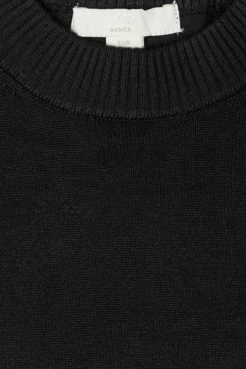 H&M-damski-klasyczny-czarny-gladki-sweter-zblizenie.webp