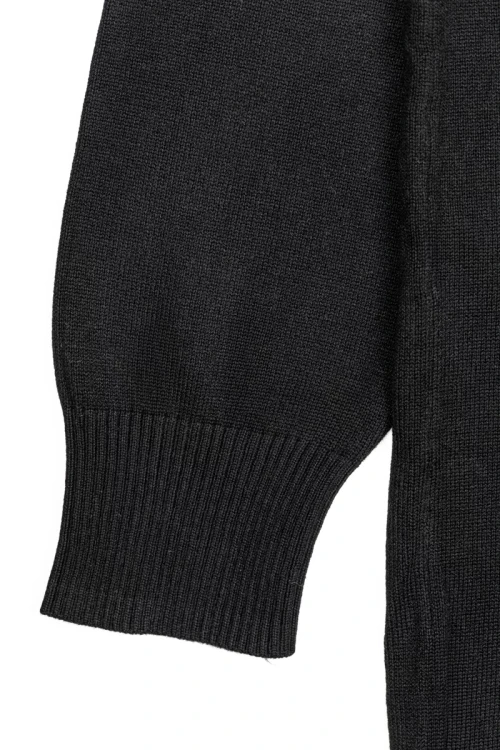 H&M-damski-klasyczny-czarny-gladki-sweter-zblizenie3.webp
