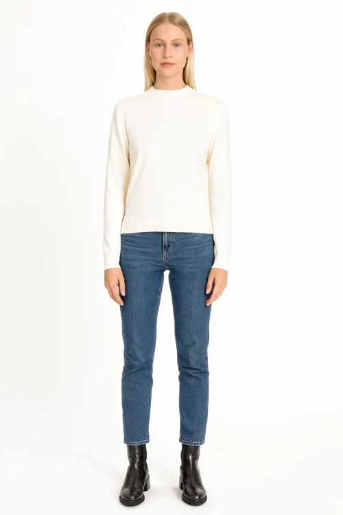 H&M-damski-klasyczny-bialy-gladki-sweter-modelka-przod.webp