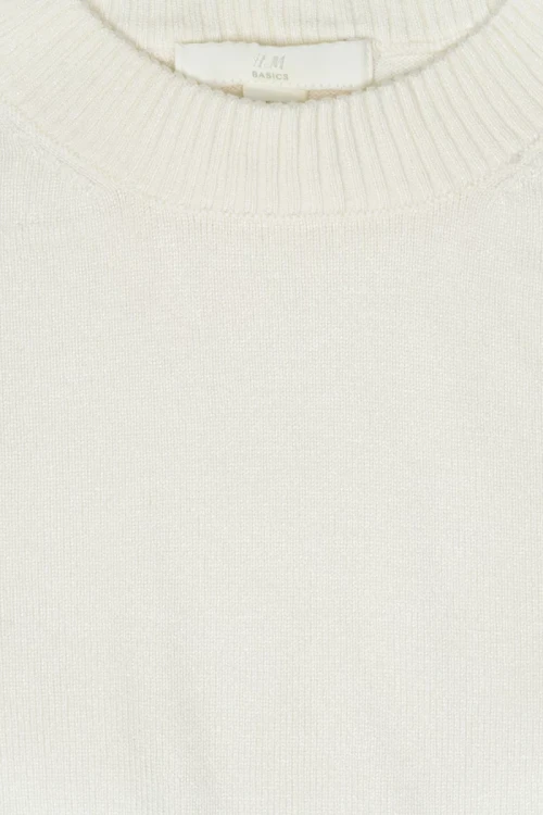 H&M-damski-klasyczny-bialy-gladki-sweter-zblizenie.webp