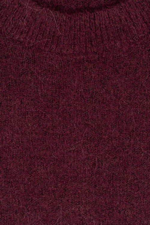 Isle-Ewm-bordowy-damski-blogerski-sweter-imitacja-welny-zblizenie2.webp