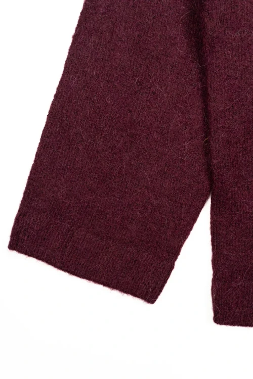 Isle-Ewm-bordowy-damski-blogerski-sweter-imitacja-welny-zblizenie3.webp