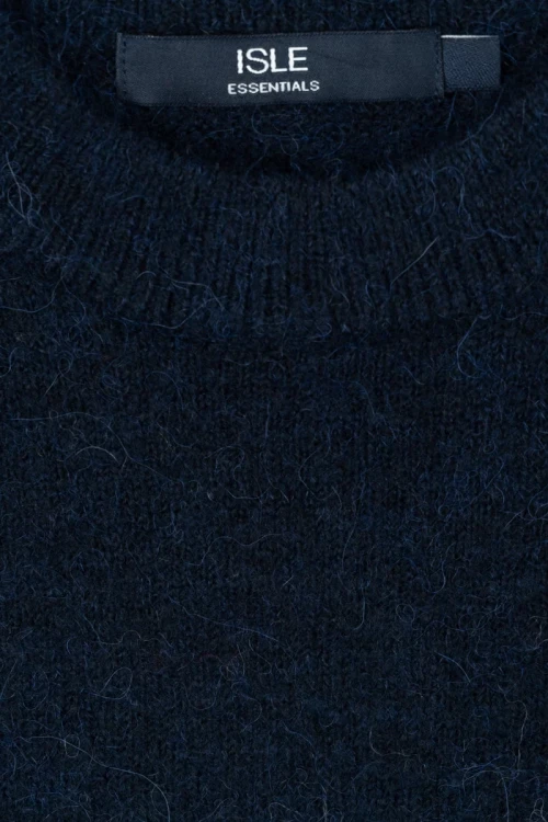 Isle-Ewm-granatowy-damski-blogerski-sweter-imitacja-welny-zblizenie.webp