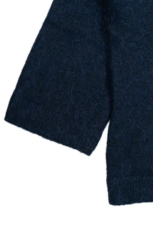 Isle-Ewm-granatowy-damski-blogerski-sweter-imitacja-welny-zblizenie3.webp