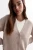 New-Look-bezowy-rozpinany-sweter-kardigan-modelka-zblizenie.webp